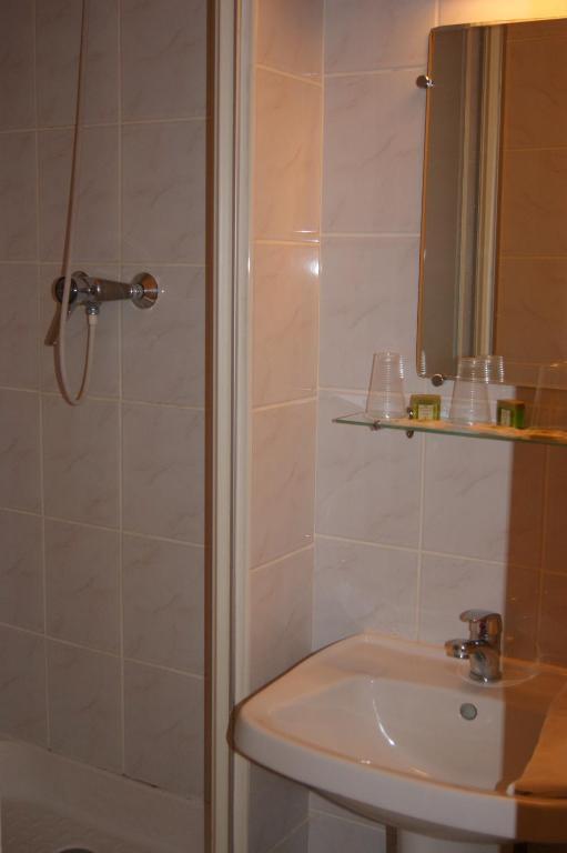 Hotel Saint - Pierre Villedieu-les-Poëles Zimmer foto